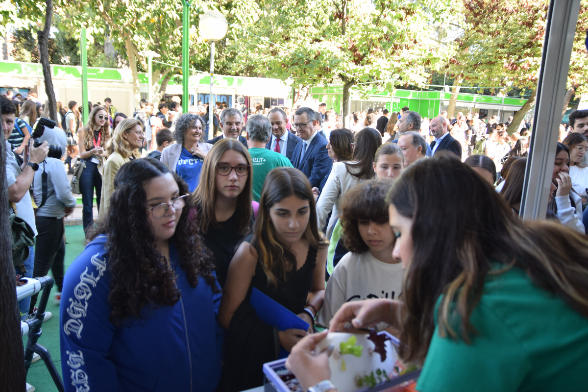 Uno de los stands instalados hoy en la Feria en SECYT.
