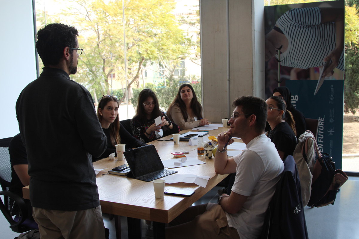 Actividad emprendedora en espacio de coworking.