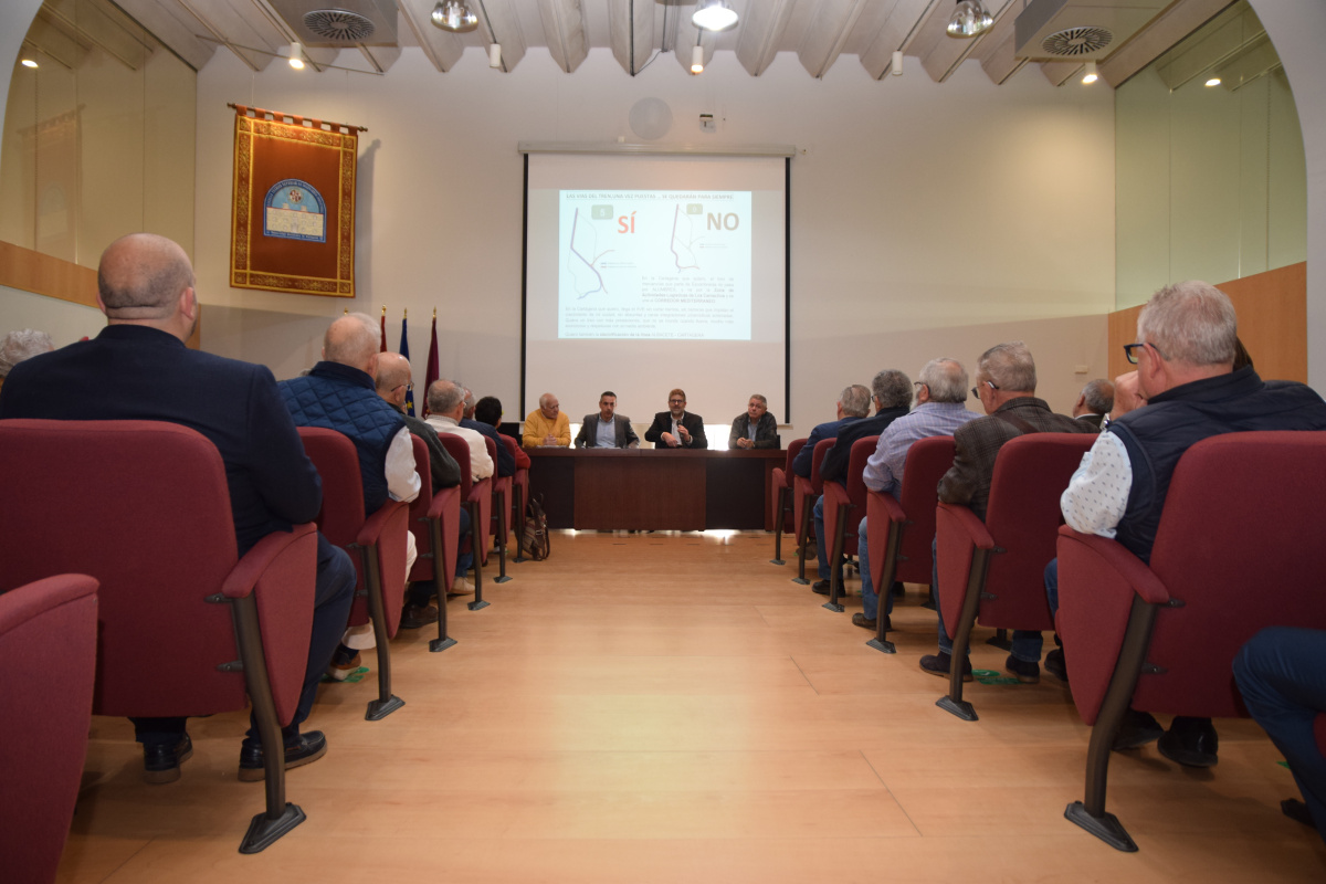 La conferencia se llevó a cabo en el salón de posgrado de la Escuela de Ingeniería Industrial.