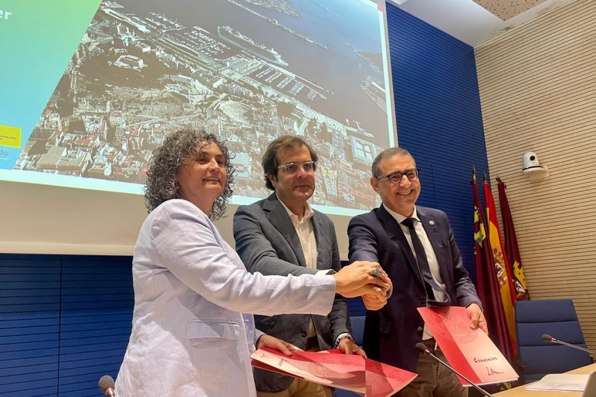 Imagen de la renovación y entrega de entrega de la Cátedra de Medio Ambiente Mare Nostrum que tuvo lugar el pasado mes de junio.