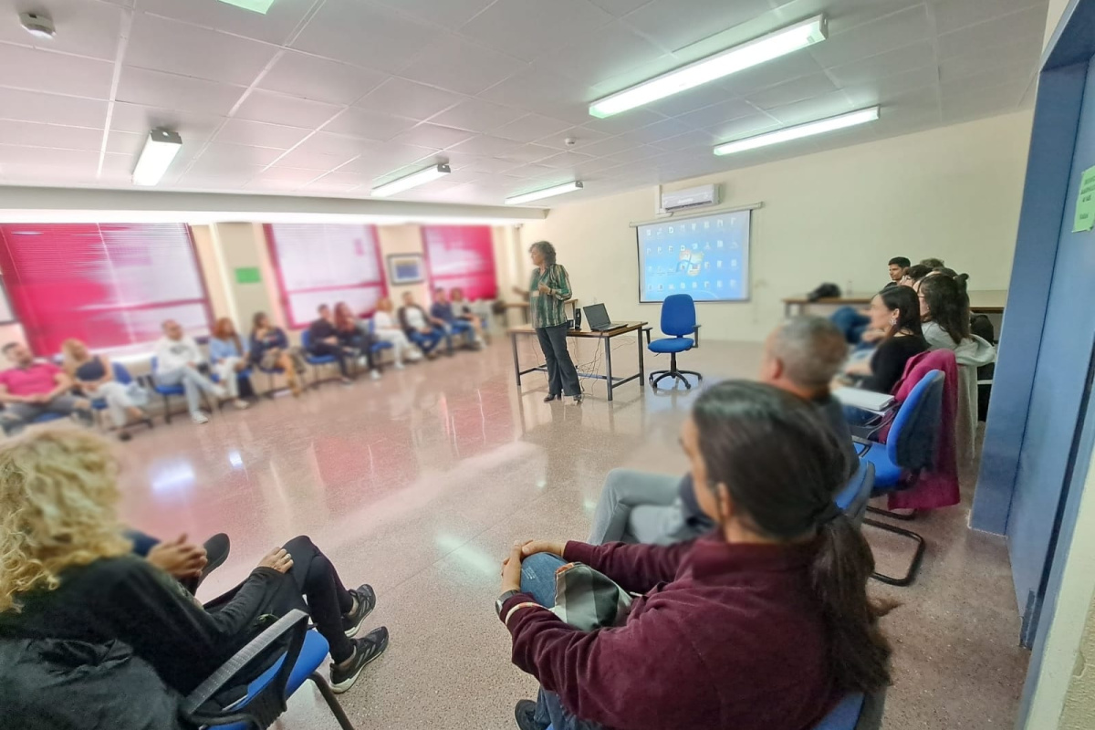 Imagen del Rector, en la sala de cultura de Solidarios para el Desarrollo del centro penitenciario Murcia II.