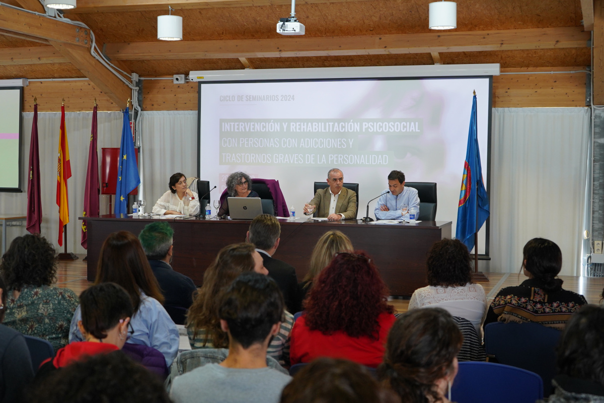 El rector en la inauguración de la jornada sobre las adicciones.