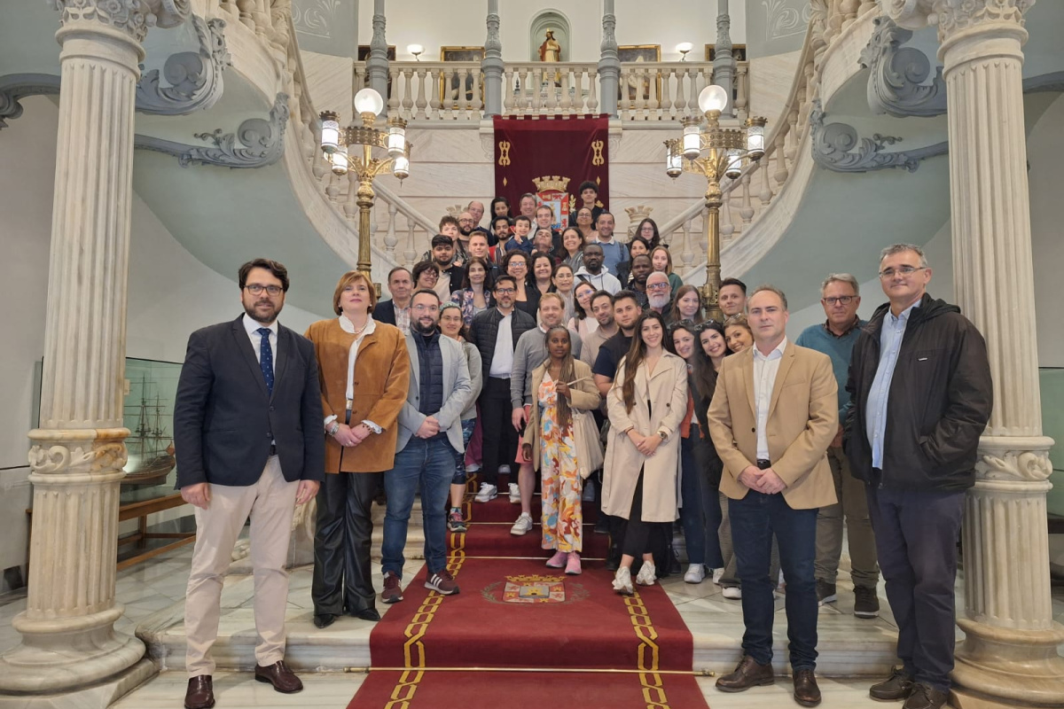 El grupo de estudiantes Erasmus visitó el Ayuntamiento, encabezados por el concejal Álvaro Valdés.
