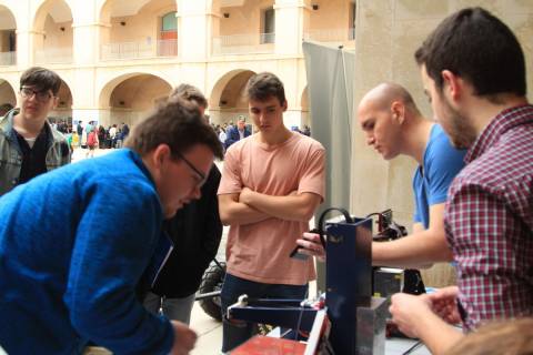 Estudiantes realizando una demostración de impresión 3D durante la anterior Jornada de Puertas Abiertas de la UPCT.