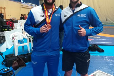 Andrés Díaz Sánchez, con su medalla, y Rafael Roncero Gómez, representantes de la UPCT en el campeonato.