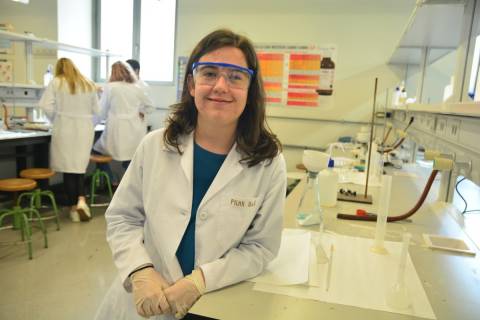 Pilar Villaescusa en un laboratorio de química inorgánica de la UPCT en el que se realizan prácticas docentes.
