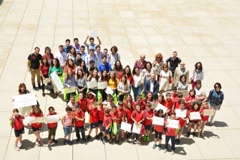 Foto de grupo con todos los estudiantes premiados.