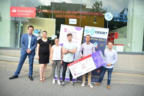 Los premiados junto al vicerrector Alejandro Pérez Pastor y Mario Rosique, responsable de la Oficina de Emprendimiento.