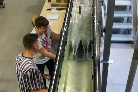 Estudiantes del IES Pedro Guillén de Archena durante su ponencia sobre los vertederos de presas tipo laberinto.