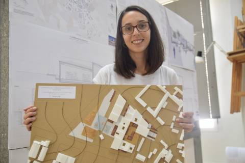 Rocío Hernández con la maqueta de su proyecto.