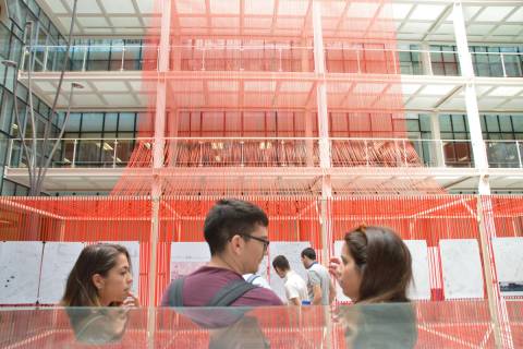 Alumnos de Arquitectura observando la exposición en el edificio San Miguel que ha sido premiada.