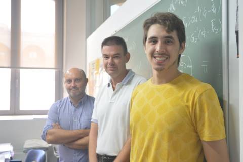 Sebastián García junto a los directores de su TFG, en la Escuela de Industriales de la UPCT.