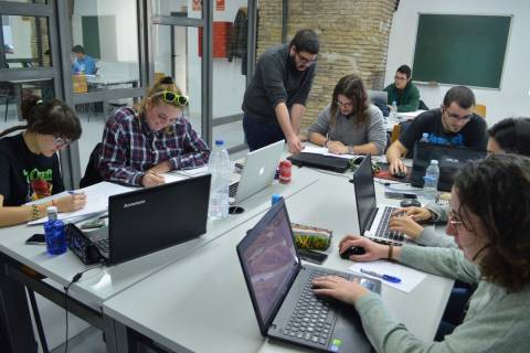 Estudiantes en un CRAI Biblioteca de la UPCT.