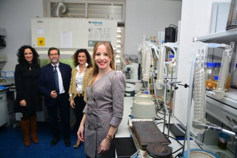 La nueva doctora de la UPCT, con sus directores de tesis, en un laboratorio de microbiología.
