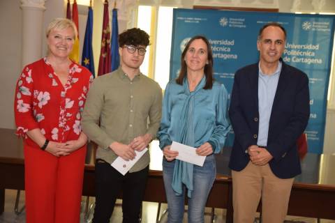 Los ganadores, en el centro, junto al rector y a la responsable de Igualdad, María José Lucas.