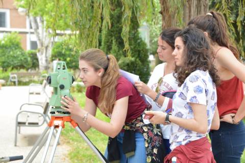 Alumnas realizando un ejercicio práctico en el Campus de Alfonso XIII.