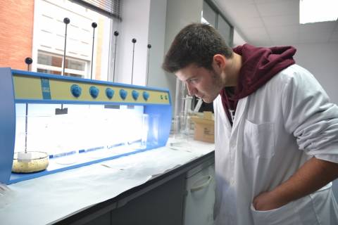 Un alumno del IES Ruiz de Alda realizando un ensayo para cuantificar los microplásticos hallados en playas de la Región.