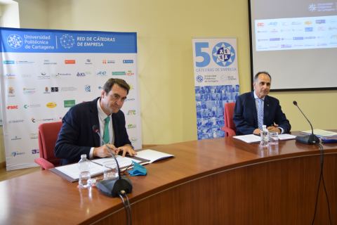 El CEO de Auxiliar Conservera, Daniel Ballesta, firmando la cátedra junto al rector, Alejandro Díaz.