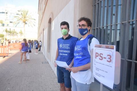 Un voluntario entre los preuniversitarios que se examinaban este lunes.