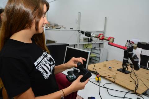 Una alumna en un laboratorio de la UPCT.