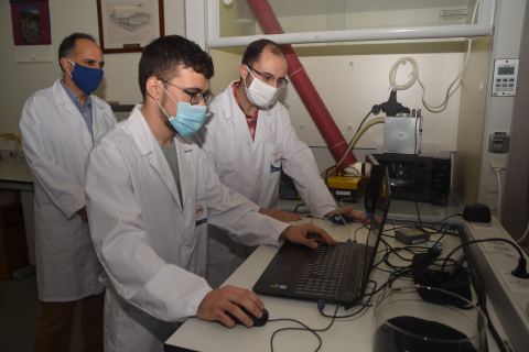 Los investigadores, de izquierda a derecha, Alejandro Díaz, Rafael Pérez y José Fayos.