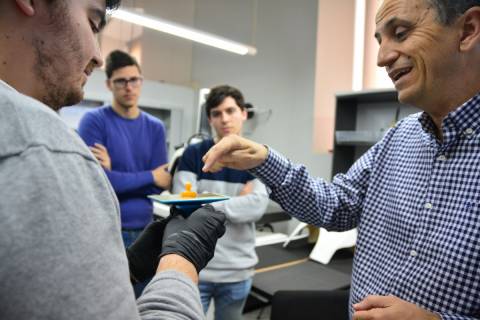 Imagen de archivo de una clase práctica en el laboratorio de fabricación de la Escuela de Industriales.