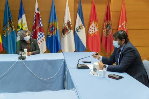 Beatriz Miguel y Fernando López Miras, durante la reunión.