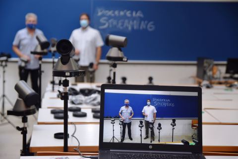 El vicerrector Manuel Munuera junto al director de Industriales, Patricio Franco, en una de las aulas donde se han instalado los equipos.