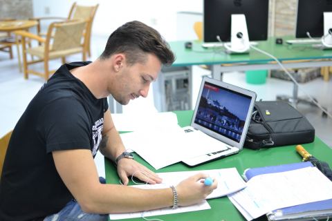 Imagen de archivo de un estudiante erasmus en una biblioteca de la UPCT.