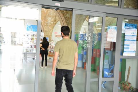 Estudiantes accediendo al CRAI Biblioteca del Campus de la Muralla.