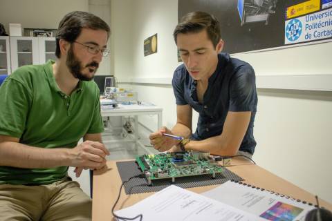 Jaime Gómez y Rafael Toledo trabajando en el proyecto de la misión espacial Euclid.