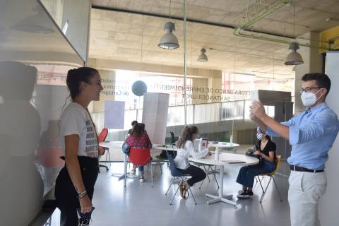 Una nueva alumna haciéndose la foto para su carné universitario.