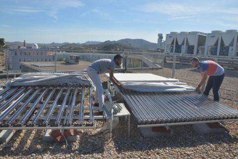 Investigadores en energía solar fotovoltaica de la UPCT.
