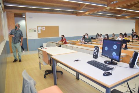 Clase de Estadística del profesor Fernando López, seguida por los alumnos tanto desde el aula como desde casa.