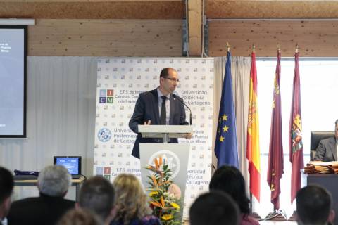 Imagen de archivo de Antonio Tomás impartiendo una conferencia. 