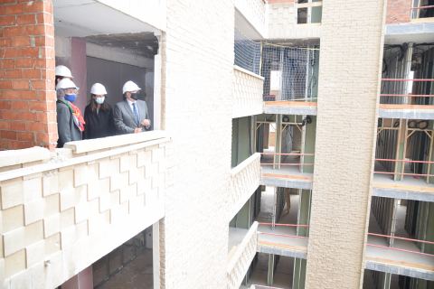 Beatriz Miguel y Alberto Castillo visitando las obras junto a responsables de MiCampus.