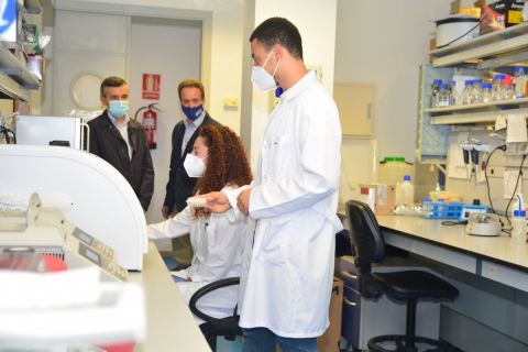 Investigadores en el IBV junto a su director, Marcos Egea, y el director de la Eindoc, Pedro Sánchez Palma.