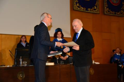 Eugenio Galdón, presidente del Consejo Social, entregando el premio a Navantia de la última edición.