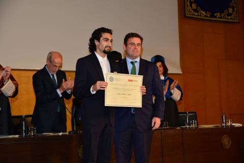 Imagen de la entrega del premio In Memoriam Ginés Huertas Martínez en la última celebración de Santo Tomás de Aquino.