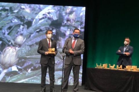 Victoriano Martínez y Mariano Soto, recogiendo hoy el premio.