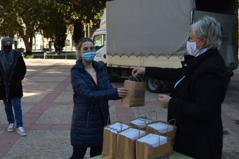 María José Lucas entregando a una alumna una de las gafas.