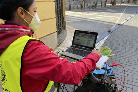 La doctoranda Cristina García Nieto, realizando ayer las mediciones junto a la catedral de Murcia.