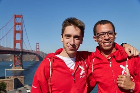 Karim Belhaki, a la derecha de la foto, durante su estancia en California tras ganar el programa Explorer UPCT.