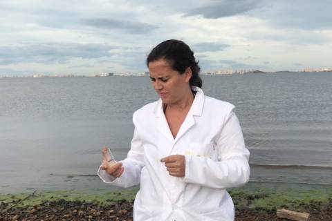 La estudiante, analizando la presencia de nitratos en las aguas del Mar Menor.