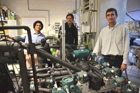 El autor de la tesis, junto a sus directores antes de la pandemia, en el laboratorio donde se realizaron los ensayos.