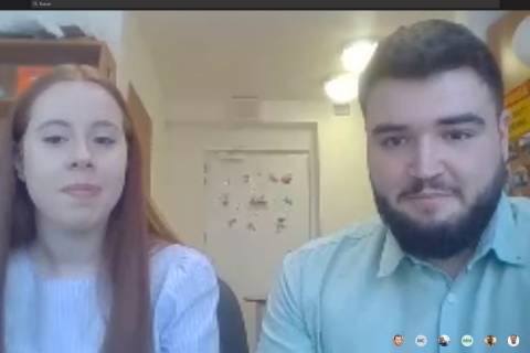 Los actuales estudiantes en movilidad Erasmus Pedro Martínez y María Dolores Moreno, participando en una charla telemática desde Polonia.