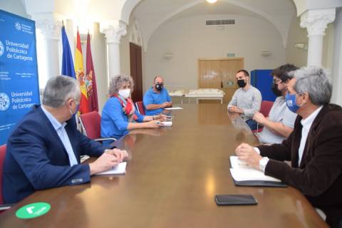 Imagen de archivo de la rectora y los vicerrectores de Empresa y Estudiantes recibiendo a los exalumnos fundadores de la startup Biyectiva.