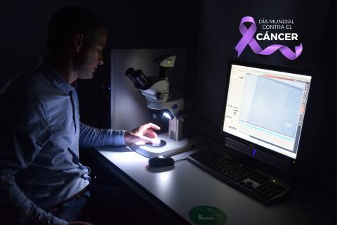 Javier Prior observando el diamante en una lupa de microscopio.