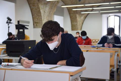 Alumnos realizando un examen presencial de Cálculo, hoy en la Escuela de Telecomunicación.