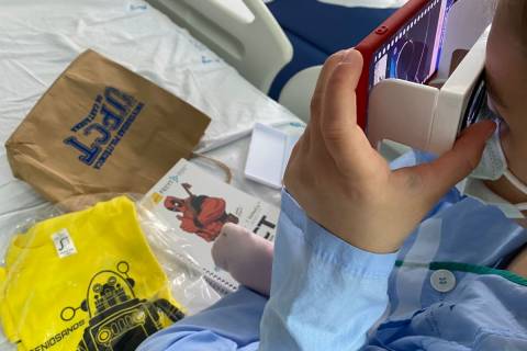 Una joven paciente del Santa Lucía, utilizando las gafas de visión 3D y 360. Foto cedida por el hospital.